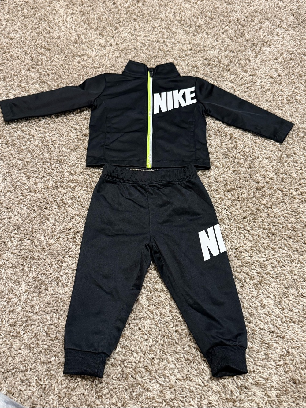 Nike 2-Piece Tracksuit Set | 12 Months 🖤💚